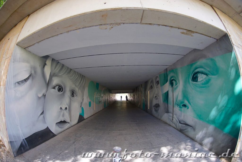 Schöne Graffiti in Halle - In einer Unterführung Bilder von Kindergesichtern