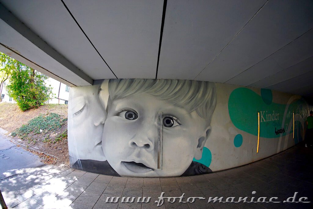 Kindergesicht-Graffito in einem Fußgängertunnel