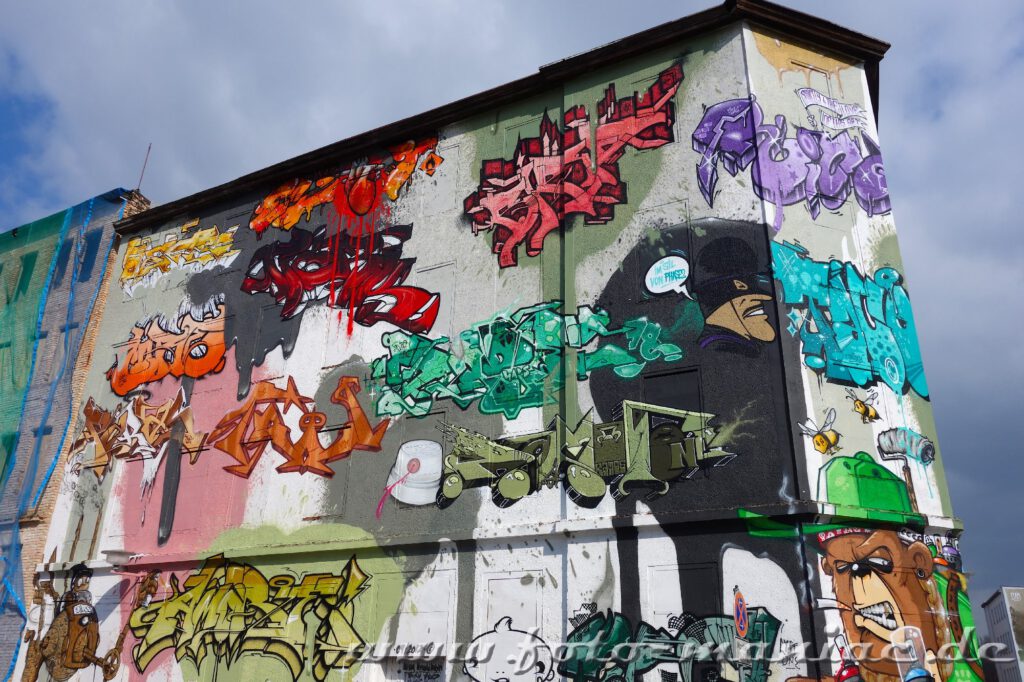 Graffito von oben bis unten an einem Gebäude