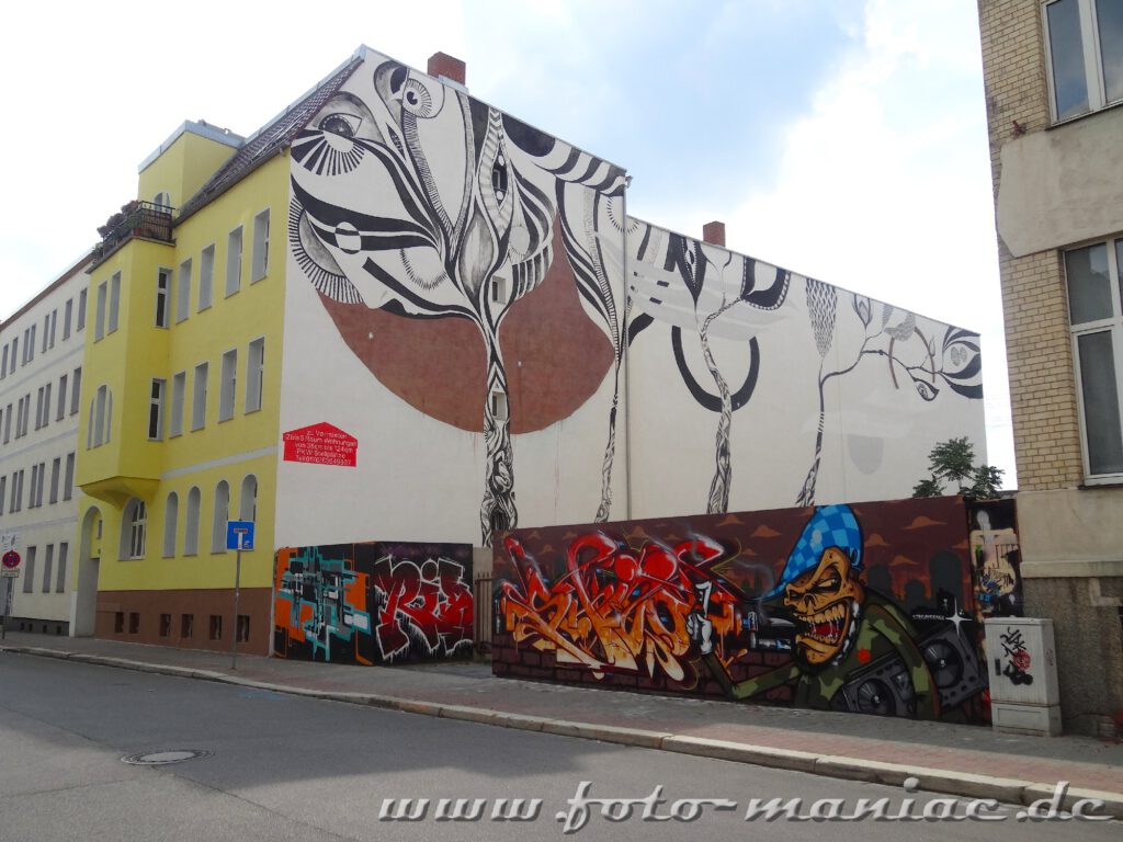 Mauer und Hauswand mit Graffiti bedeckt
