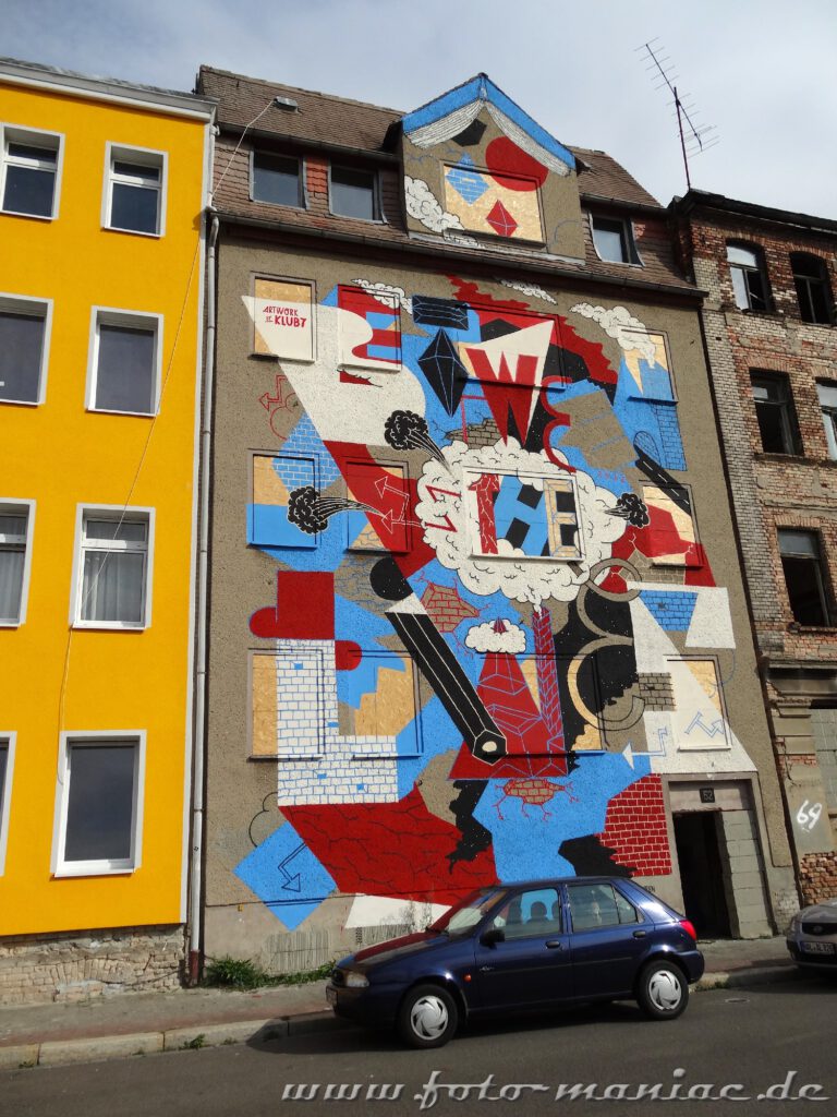 Buntes Mural bedeckt Hauswand und Fenster