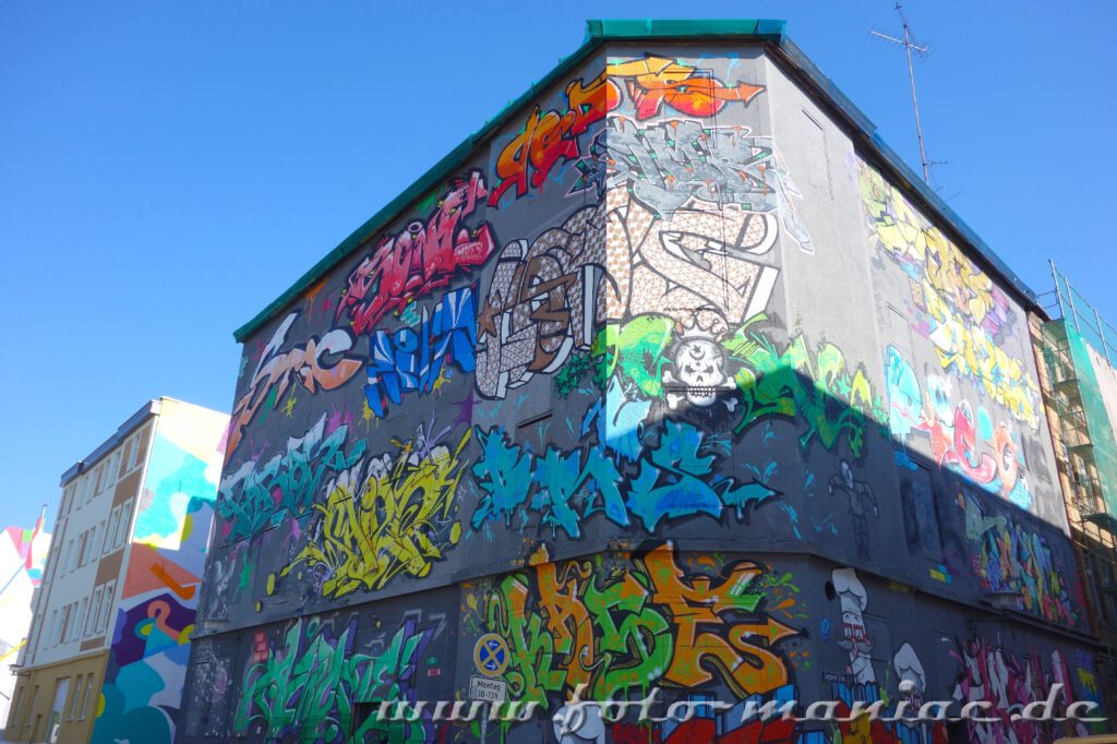 Zwei Fassaden mit Graffiti in Halle