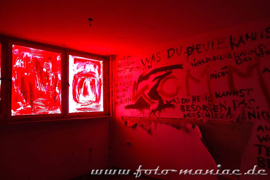 Marode Platte - Raum mit rot gestrichenen Wänden und Fenstern