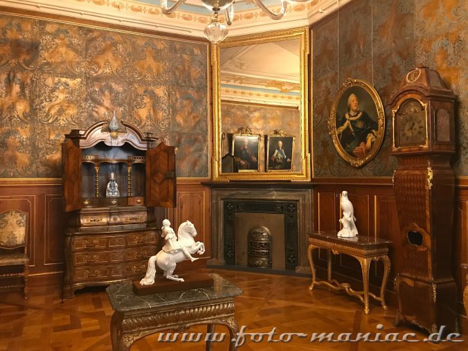 Ein Zimmer mit barocken Möbeln