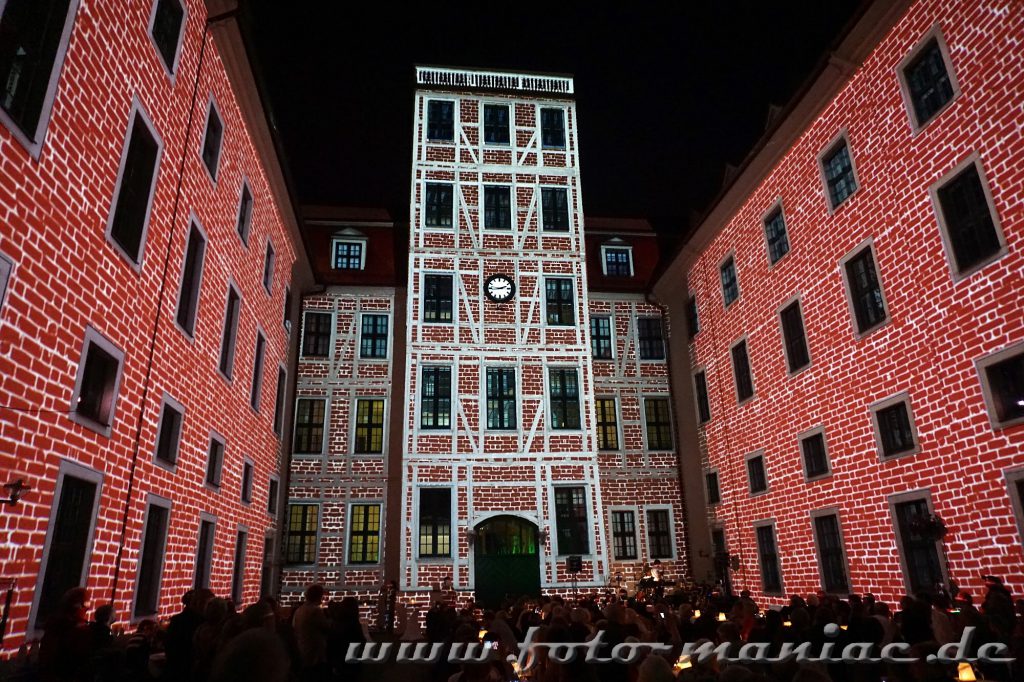Sehenswerte Fassaden in den Franckeschen Stiftungen in Halle durch eine Multimediaschau projiziert
