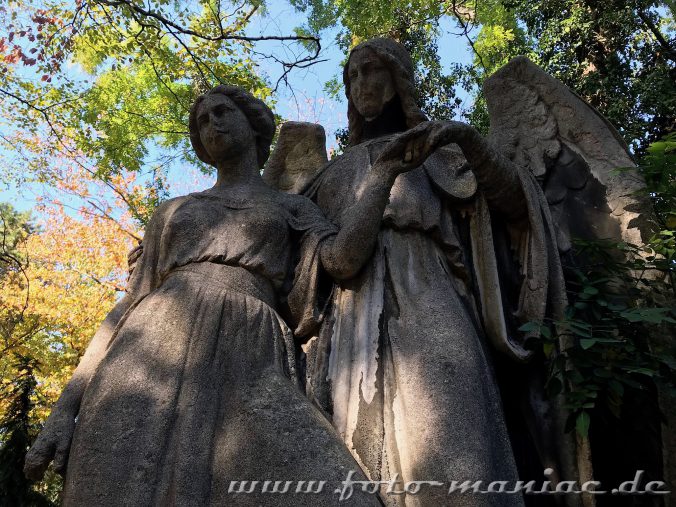 Skulpturenpaar: Engel mit Frau auf dem Südfriedhof in Leipzig