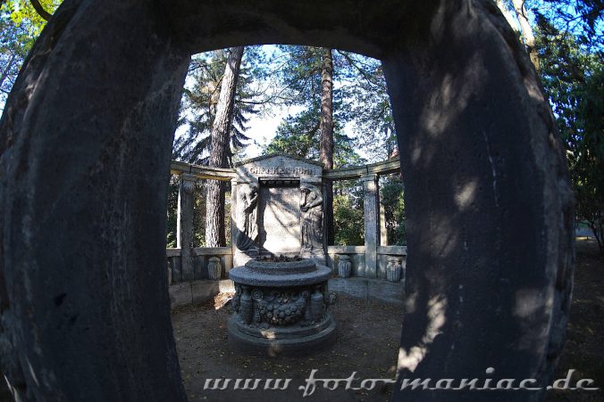 Blick in eine runde Gedenkstätte mit Säulen auf dem Südfriedhof in Leipzig