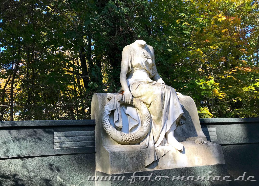 Kopflose Frauenskulptuer auf dem Südfriedhof in Leipzig