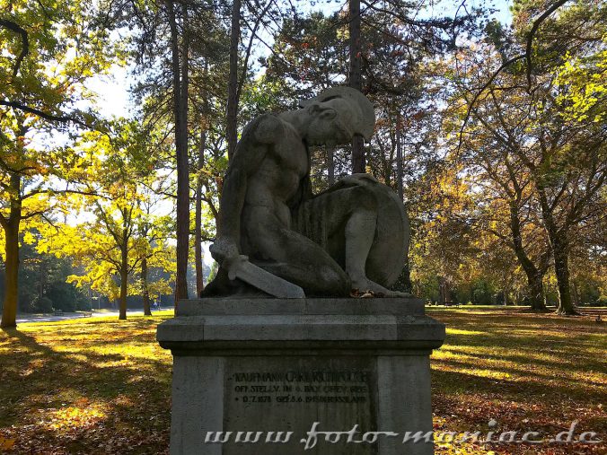 En Gladiator mit Schild und Schwert auf dem Südfriedhof in Leipzig kniet mit gesenktem Haupt