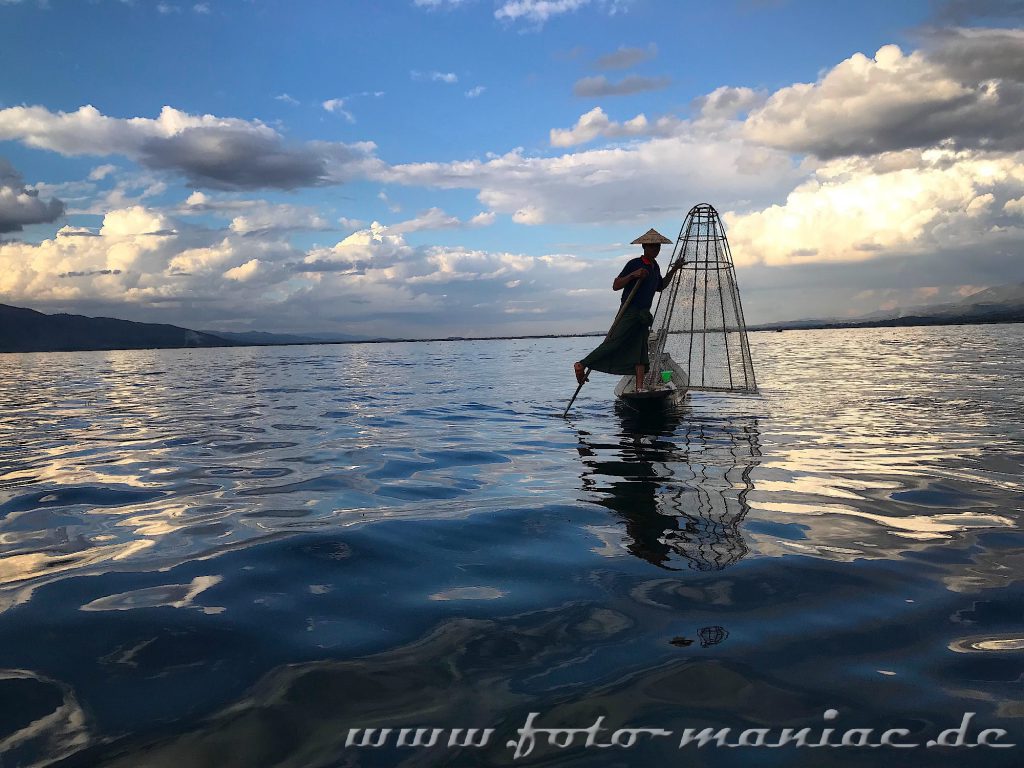 Idyllischer Inle-See mit legendärem Einbein-Ruderer in der Abenddämmerung