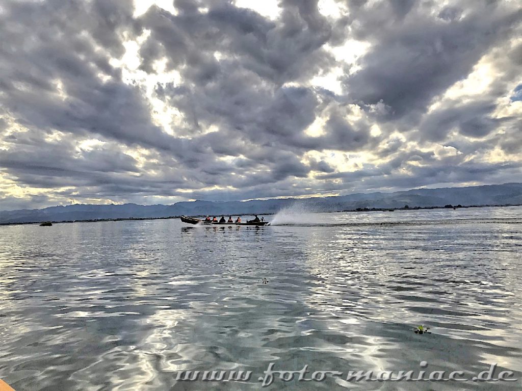 Idyllischer Inle-See mit Boot unter grauen Wolken
