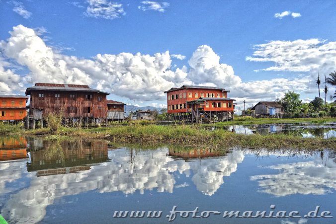 Idyllischer Inle-See - im Wasser spiegeln sich Häuser