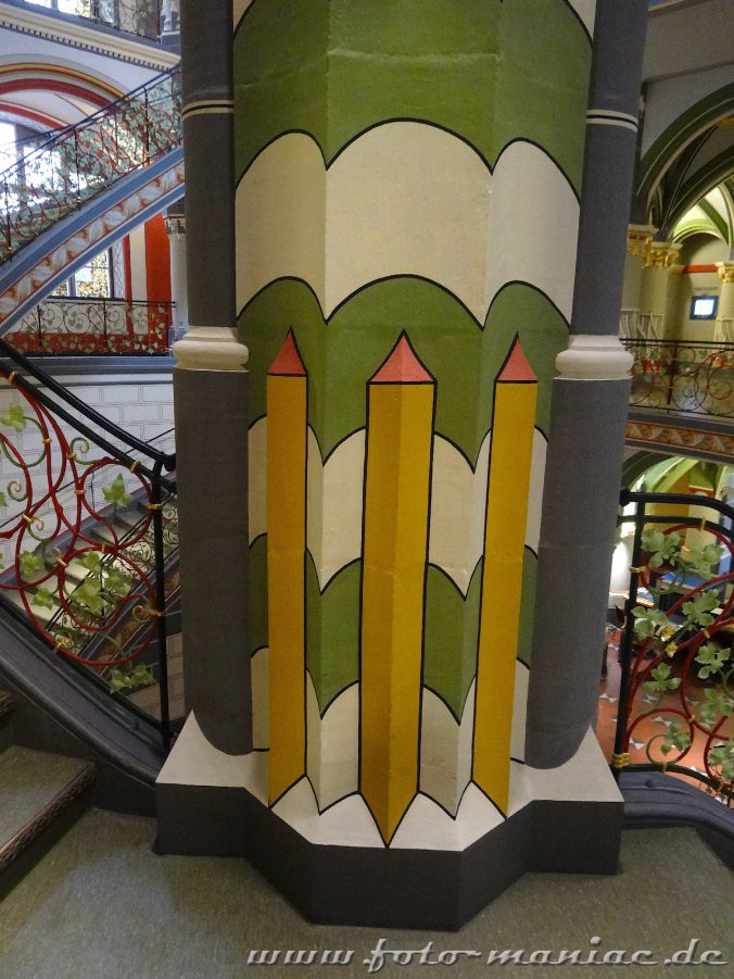 Schön dekorierte Säule im prachtvollen Landgericht in Halle