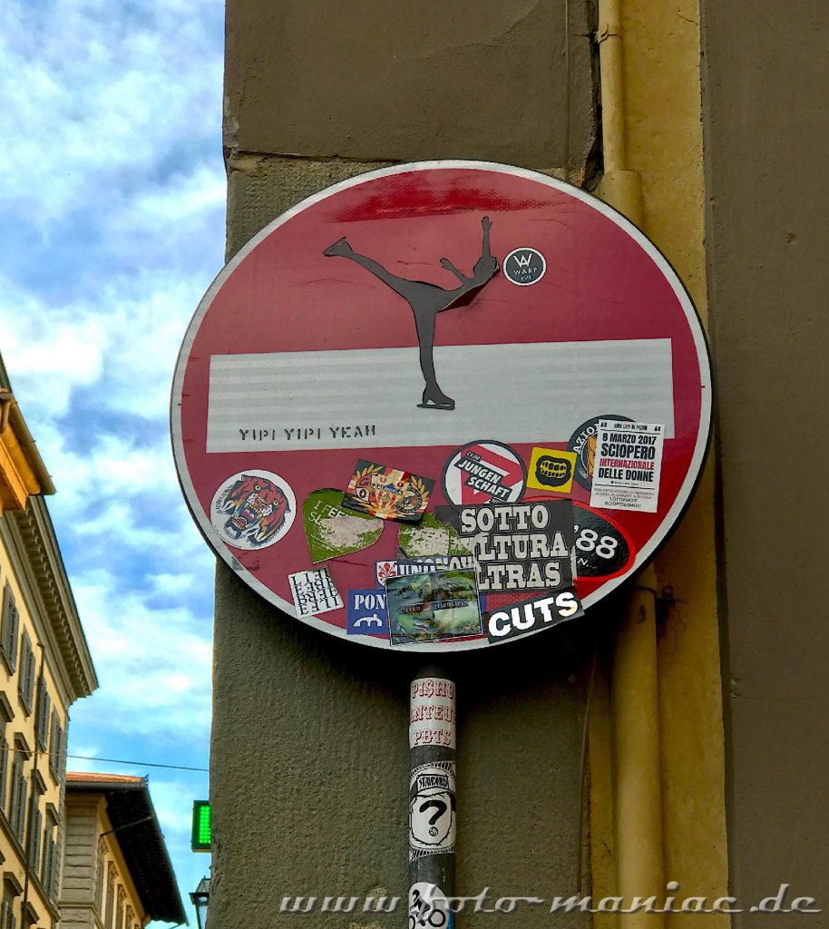 Streetart: Lustige Verkehrsschilder in Florenz