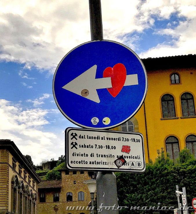 Verkehrszeichen zum Schmunzeln: Pfeil durchbohrt Herz: