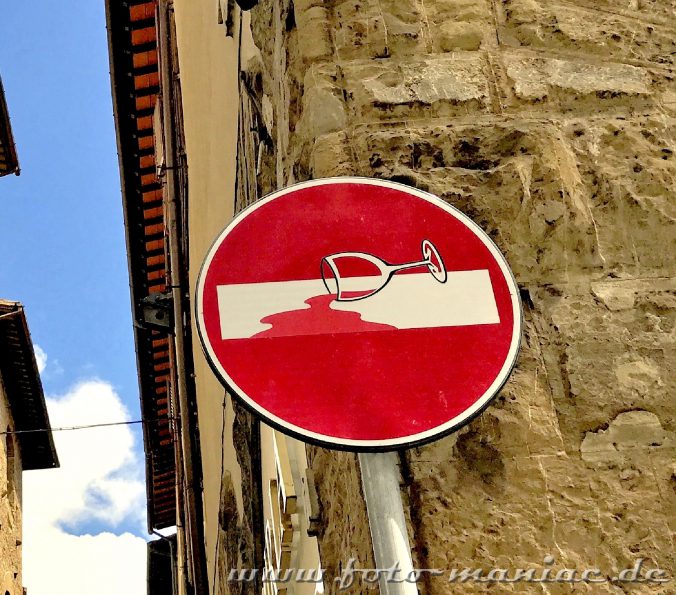 Verkehrsschilder zum schmunzeln - ein verschüttetes Weinglas