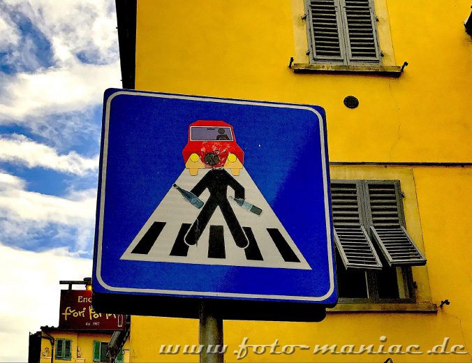 Verkehrsschilder zum Schmunzeln: Mann auf Fußgängerüberweg