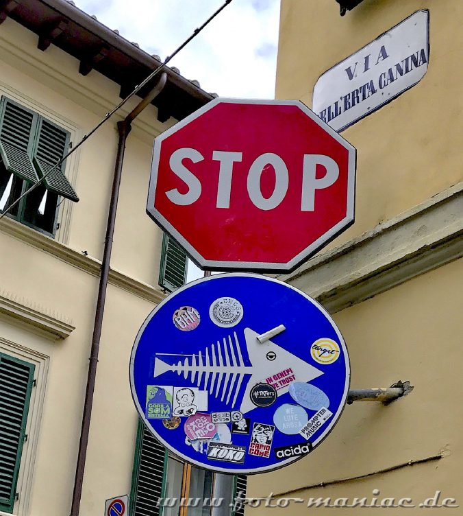 Verkehrsschilder zum Schmunzeln: Fischgräte