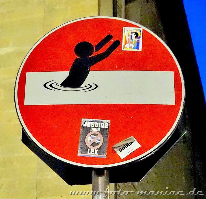 Verkehrsschilder zum Schmunzeln - ein Mann im Wasser