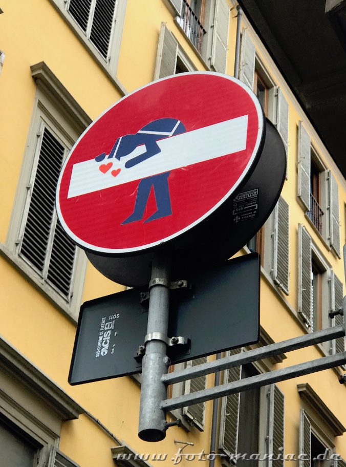 Verkehrsschilder zum Schmunzeln - verliebter Postbote