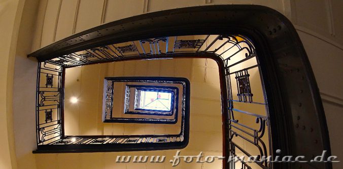 Hamburgs schöne Spiralen - Treppe im Alten Klöpperhaus