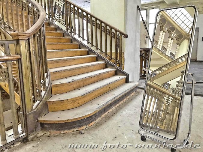 Treppenaufgang im Spiegelbild