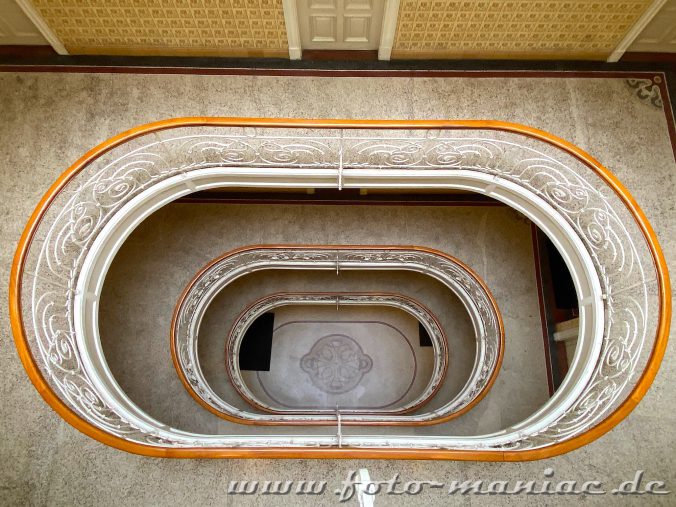 Hamburgs schöne Spiralen - Treppe im Asiahaus