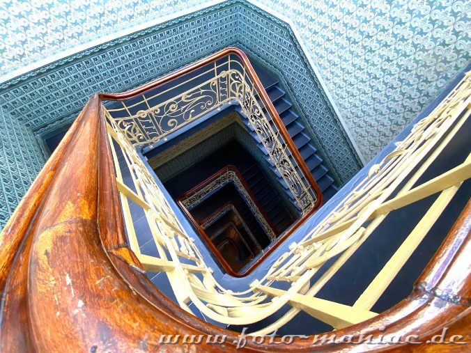 Hamburgs schöne Spiralen - eine Treppe im Holstenhof