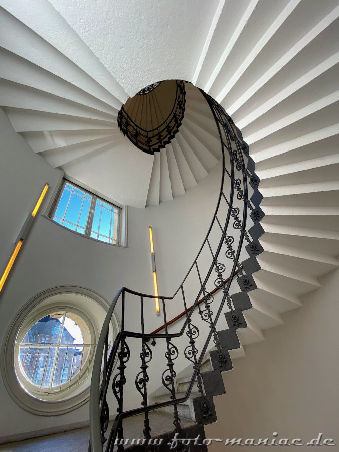 Hamburgs schöne Spiralen - schöne Treppe in Alter Postdirektion