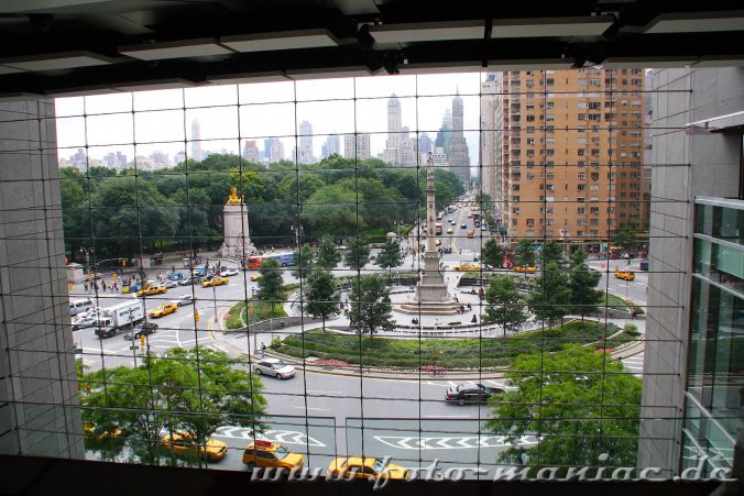 Blick aus einem großen Fenster auf den Columbus Circle