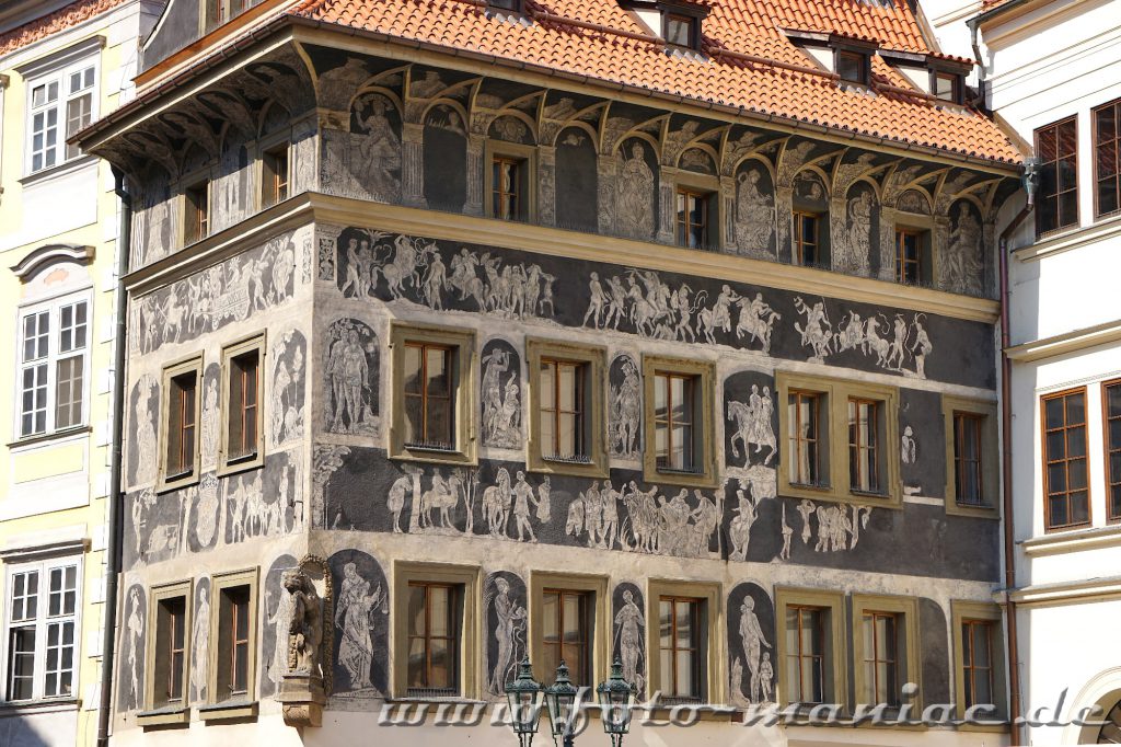 Sehenswerte Fassade mit aufwändiger Wandmalerei in Prag