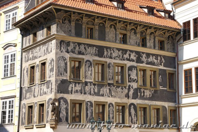 Sehenswerte Fassade mit aufwändiger Wandmalerei in Prag