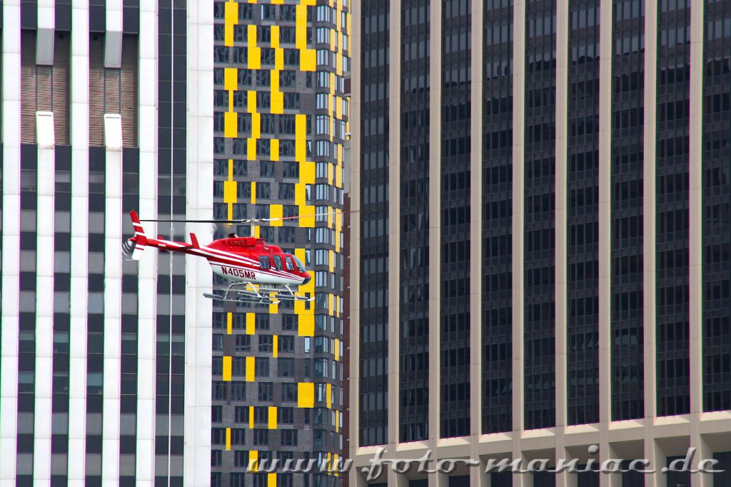 Sehenswerte Fassaden - Hubschrauber vor einer Hochhaus-Fassade in New York