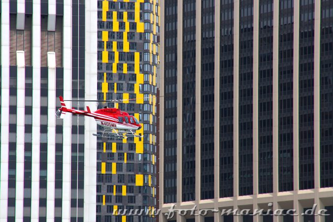 Sehenswerte Fassaden - Hubschrauber vor einer Hochhaus-Fassade in New York
