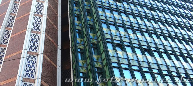 Moderne blaue Glasfassade in Wien