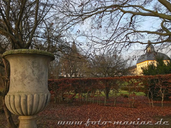 Vasenskulptur vor dem Barock-Schloss Friedenstein in Gotha