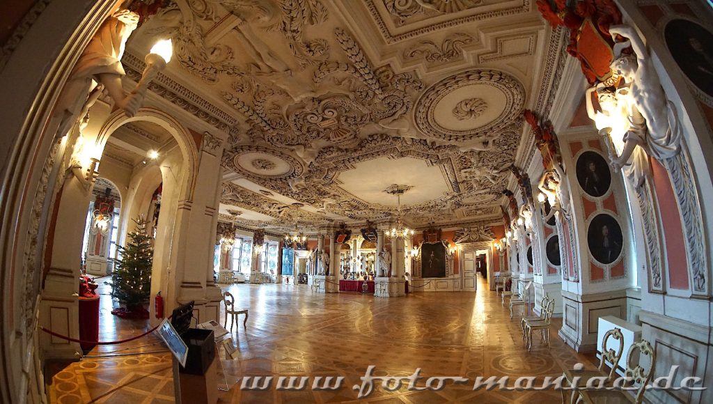 Festsaal mit prächtiger Decke im Barock-Schloss Friedenstein in Gotha