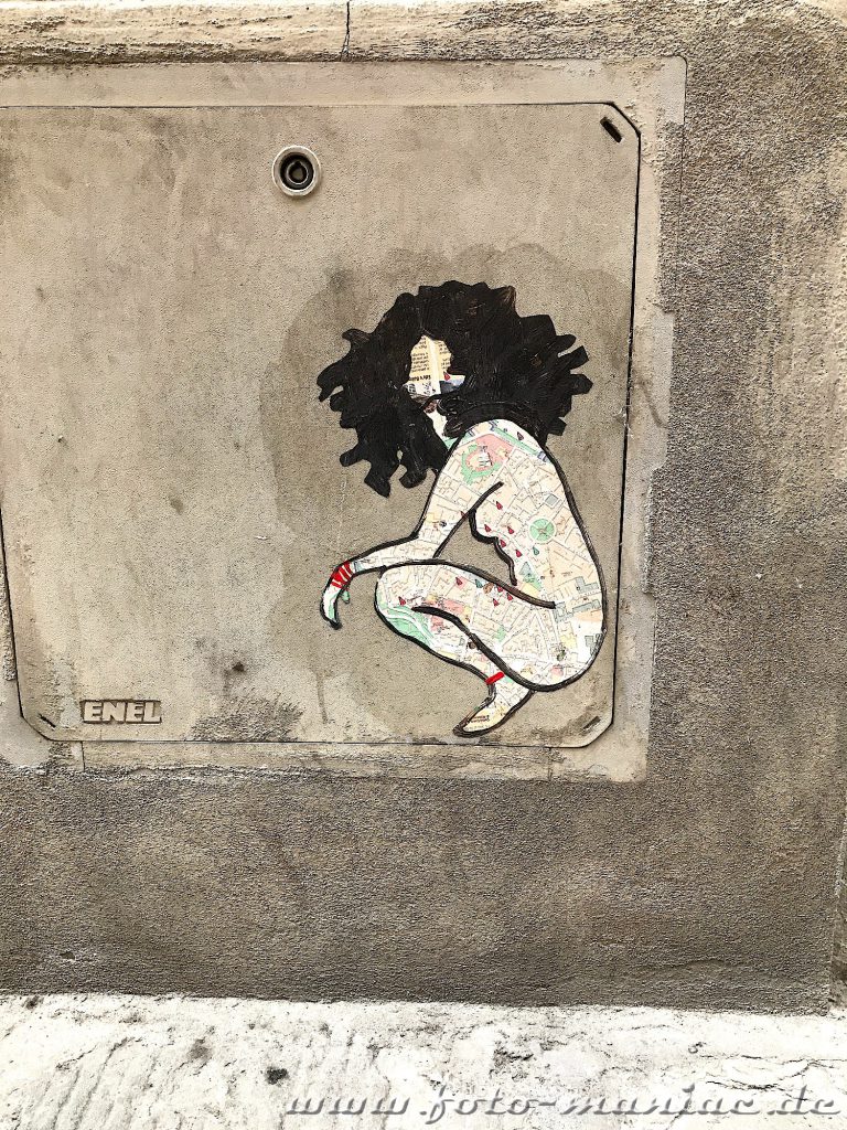Verkehrsschilder zum Schmunzeln und Paste Ups: Nackte Frau mit schwarzem Haar in der Hocke