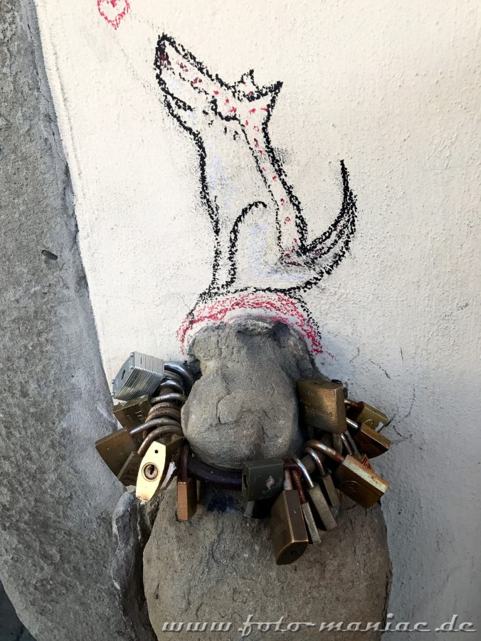 Verkehrszeichen zum Schmunzeln und Paste Ups: Strichmännchen-Hund mit Schlössern