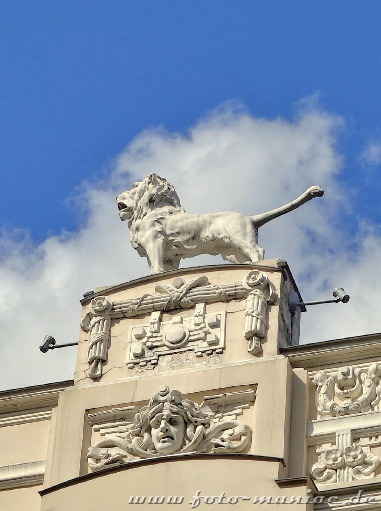 Das schmucke Riga: Brüllender Löwe auf einem Giebelsockel
