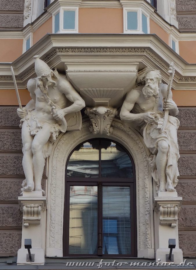 Das schmucke Riga - Skulpturen am Eingangsportal