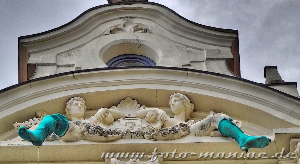 Das schmucke Riga - Sklupturenpaar mit grünen Strümpfen