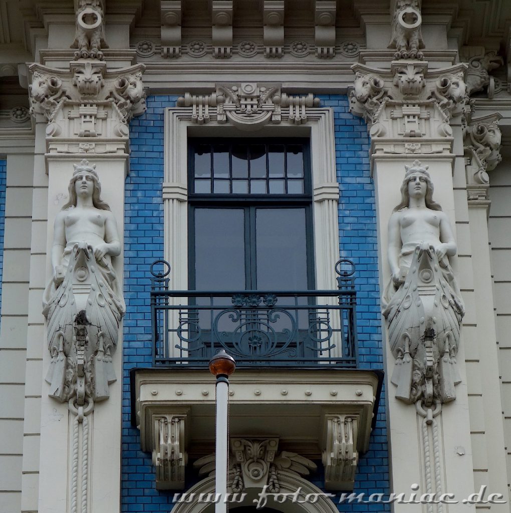 Das schmucke Riga: Zwei barbusige Frauenskulpturen an einer Jugendstil-Fassade