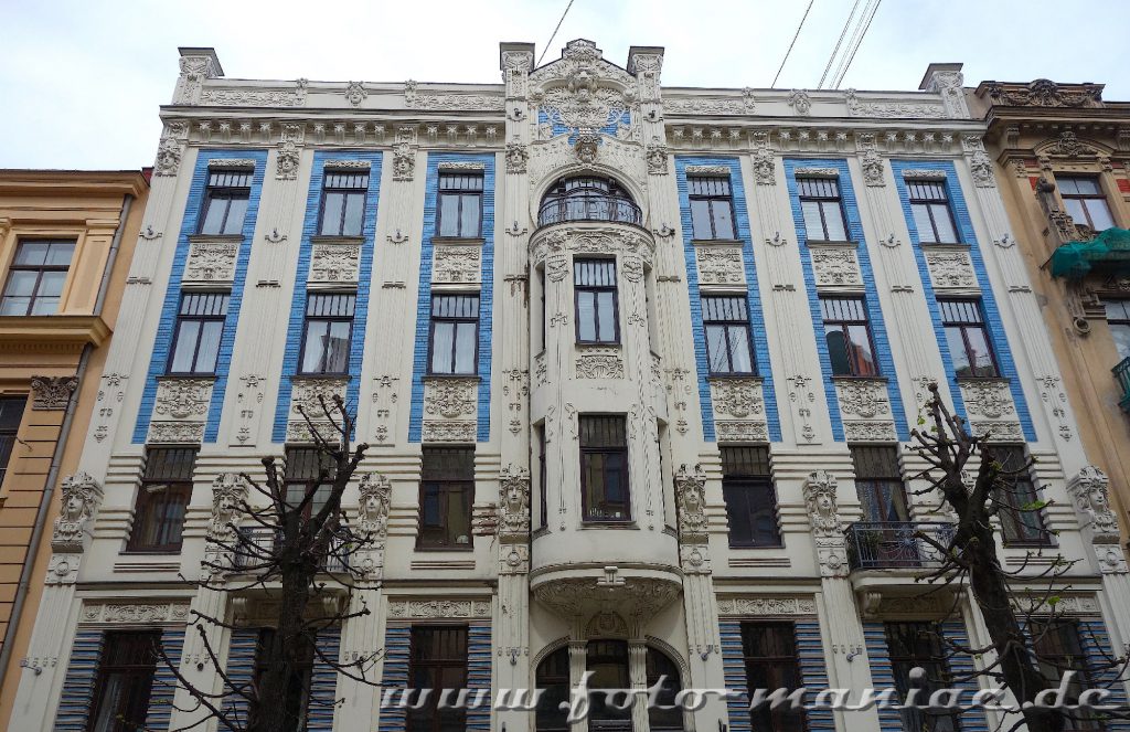 Das schmucke Riga: Jugendstilfassade in Weiß und Blau