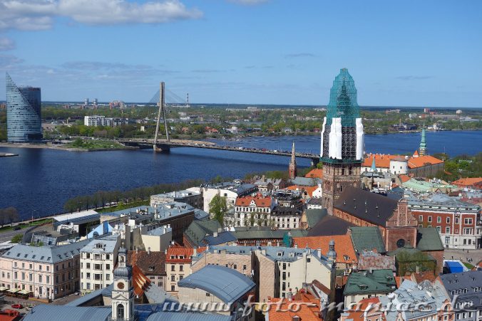 Schmuckes Riga: Blick auf die Vansu-Brücke und den Fluss Dünn
