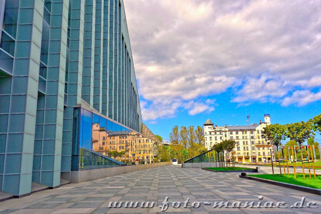 Das schmucke Riga: Gebäude spiegeln sich in einer modernen Glasfassade