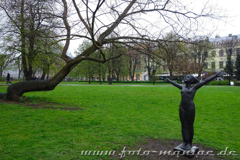 Das schmucke Riga - Nackte Frauen-Skulptur im Park