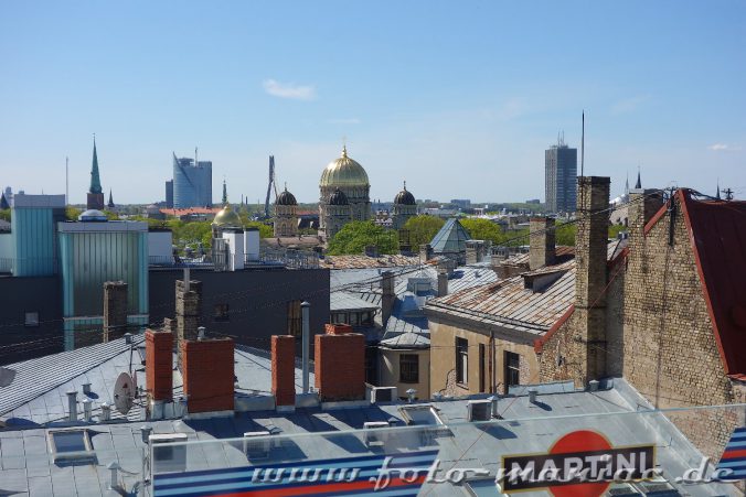 Ds schmucke Riga - Blick auf Schornsteine, Hochhäuser und Kuppeln