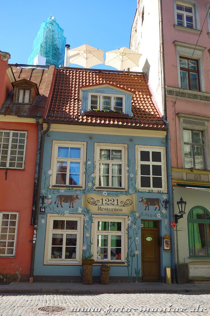 Das chmucke Riga: Blaues Haus mit schöner Fassadenmalerei