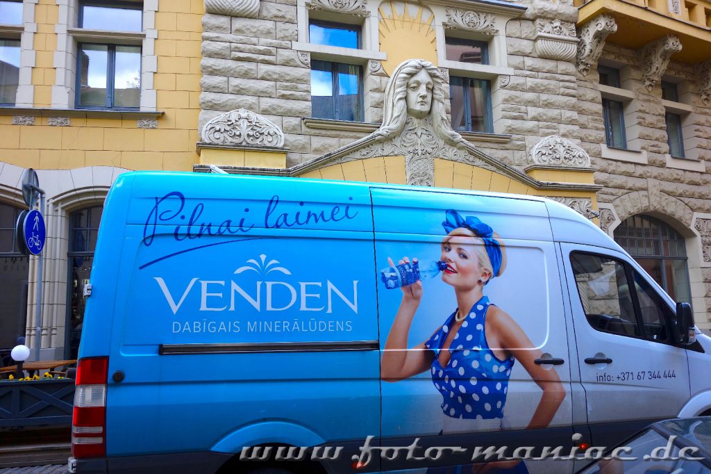Das schmucke Riga: Blaues Auto vor einer Fassade im Jugendstil in Riga
